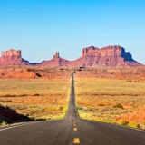Route américaine en ligne droite traversant le désert, symbole de liberté et de mobilité pour les expatriés titulaires d’un permis étranger