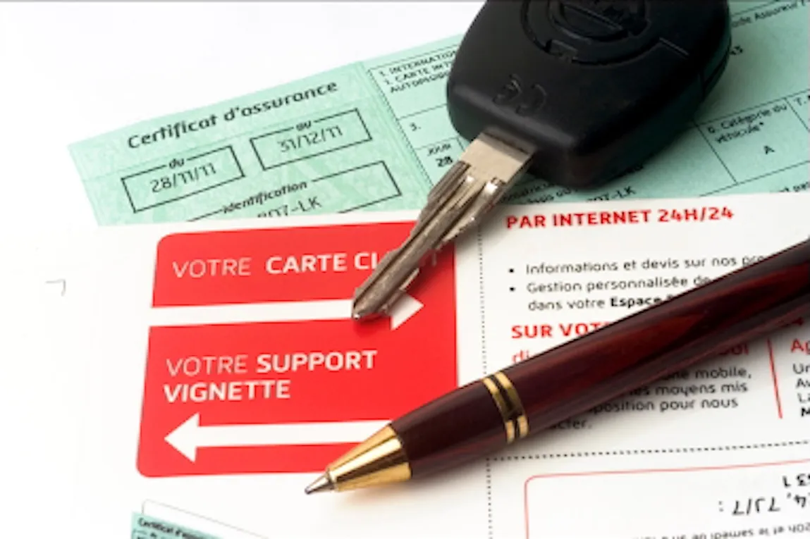 Ancienne vignette verte et certificat d'assurance automobile supprimés depuis avril 2024