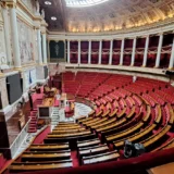Hémicycle vide de l'Assemblée nationale — illustration de la réforme des peines et de la prescription pour les viols commis sur des mineurs.