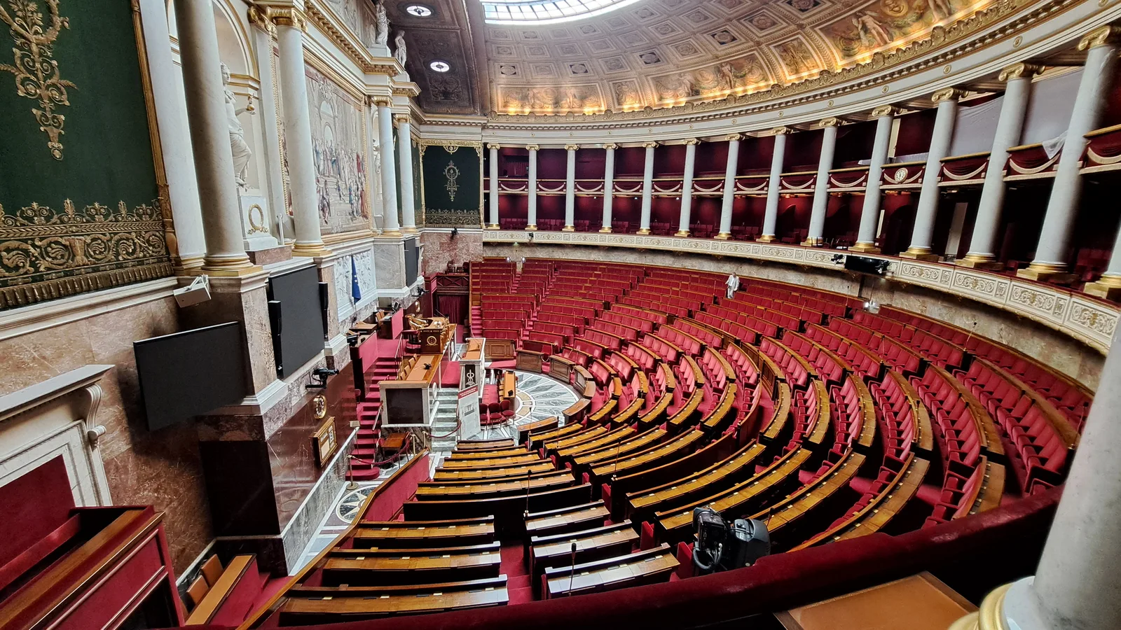 Hémicycle vide de l'Assemblée nationale — illustration de la réforme des peines et de la prescription pour les viols commis sur des mineurs.