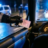 Permis de conduire retenu lors d'un contrôle routier, illustrant la suspension administrative du permis après un dépistage de stupéfiants